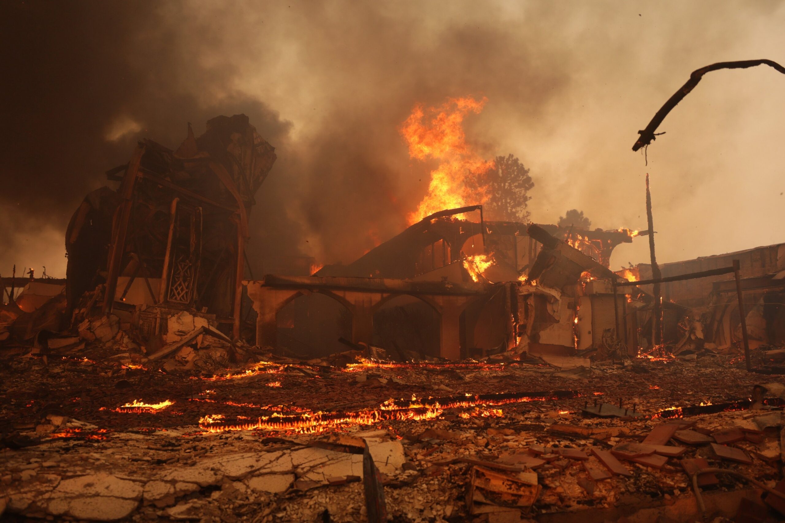 California Inferno: 24 Dead, 100K Flee—America’s Worst Disaster!